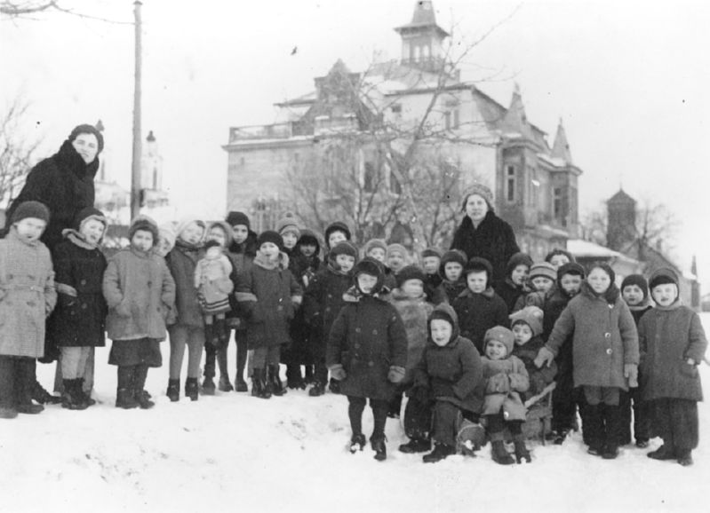 Children from the Jewish kindergarten (located at 9 Mapu Street) in Kovno, Lithuania